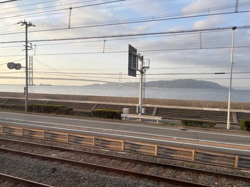 車窓には、淡路島に向かう明石海峡大橋も見える