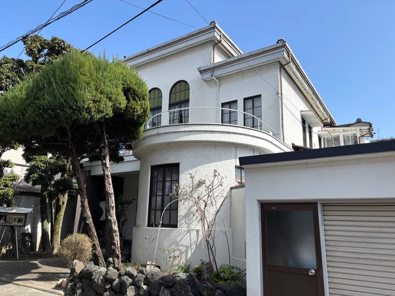 「擬洋風建築」の江見写真館。登録有形文化財に指定されている。一番上の屋根に和風建築が取り入れられている。