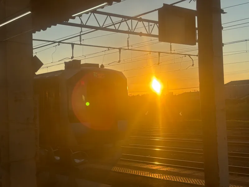 沈みゆく夕日　東能代駅にて